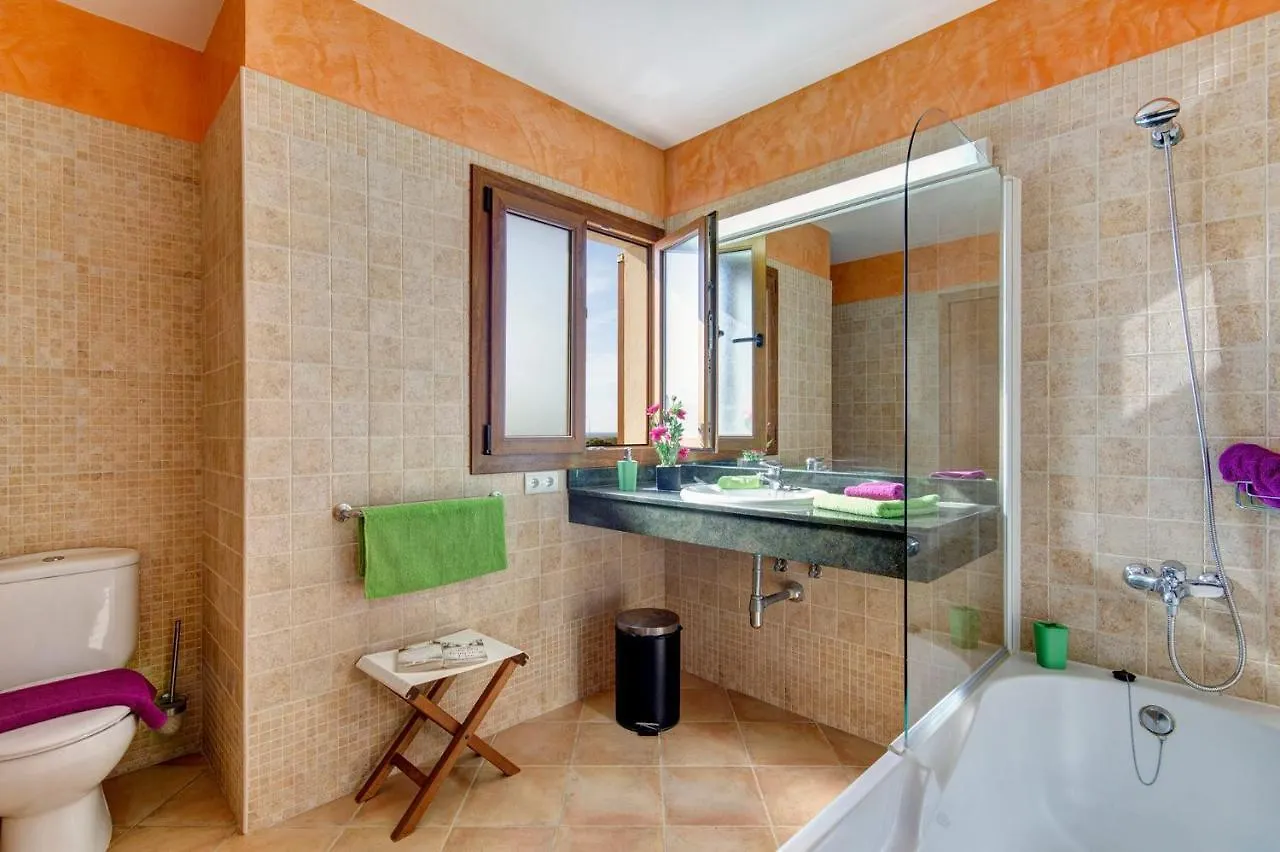 Ibiza 4 Bedroom Villa, Cala'N Blanes カラ・エン・ブラネス 0*,  スペイン